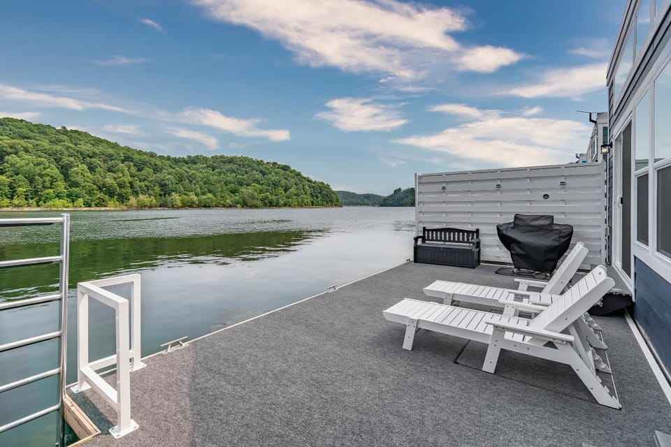 Anchors Away - Floating House on Lake Cumberland House in Lake Cumberland