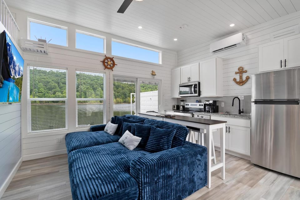 Anchors Away - Floating House on Lake Cumberland House in Lake Cumberland