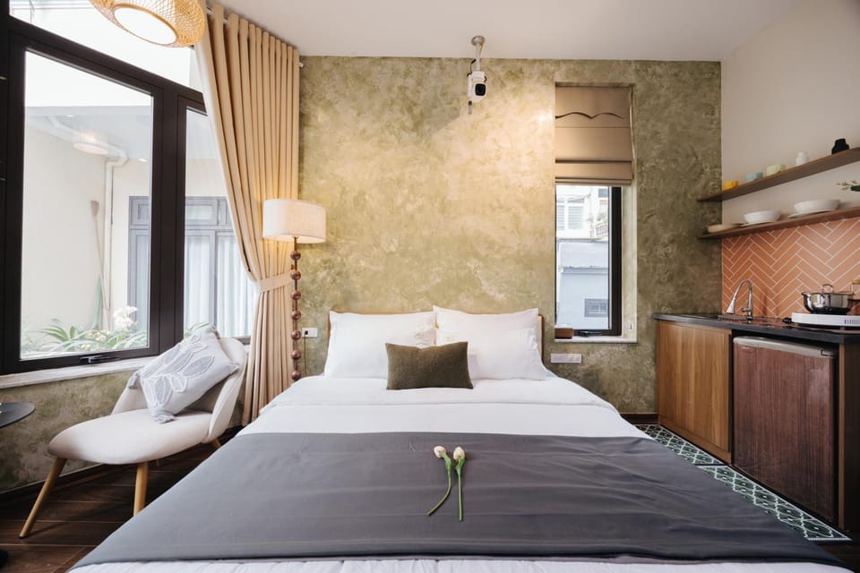 luxury Central studio next to Opera house- LIFT- Netflix Bed and Breakfast in Hanoi