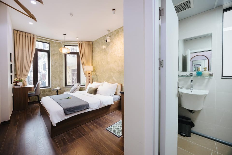 luxury Central studio next to Opera house- LIFT- Netflix Bed and Breakfast in Hanoi