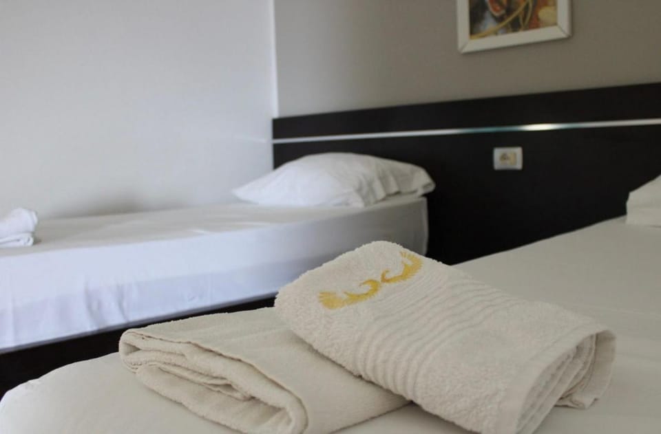 Bed, Bedroom, towels
