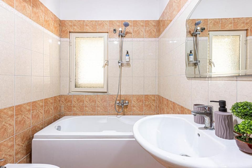 Alpha 2 BR Apt - 3 min Beach, Full Kitchen Apartment in Vlorë County, Albania
