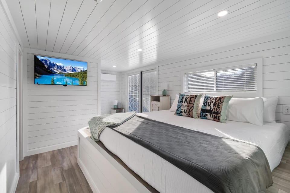 Dock Holiday - A Unique Floating House on Lake Cumberland House in Lake Cumberland