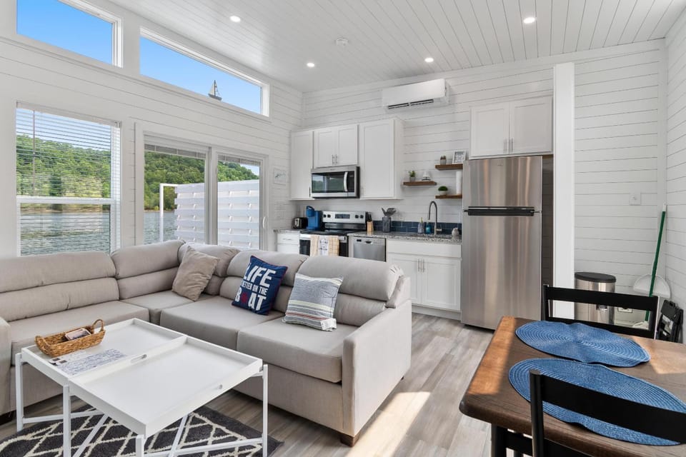De La Float - Floating House on Lake Cumberland House in Lake Cumberland