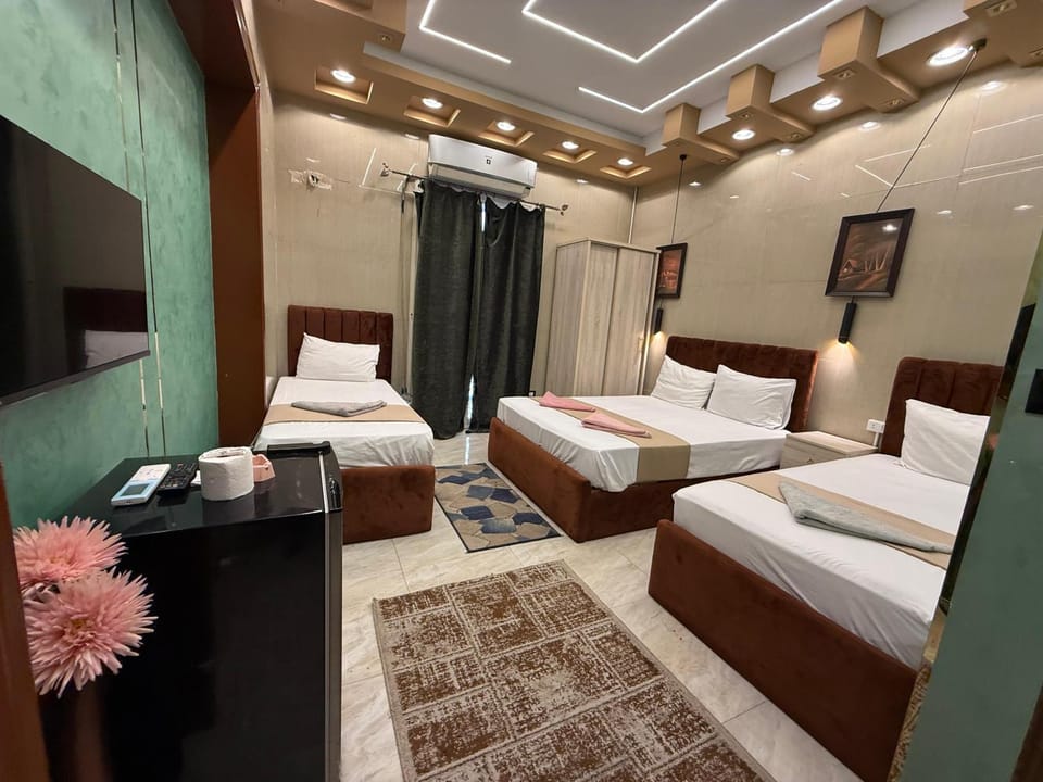 Bed, TV and multimedia, Photo of the whole room, Seating area, Bedroom, towels