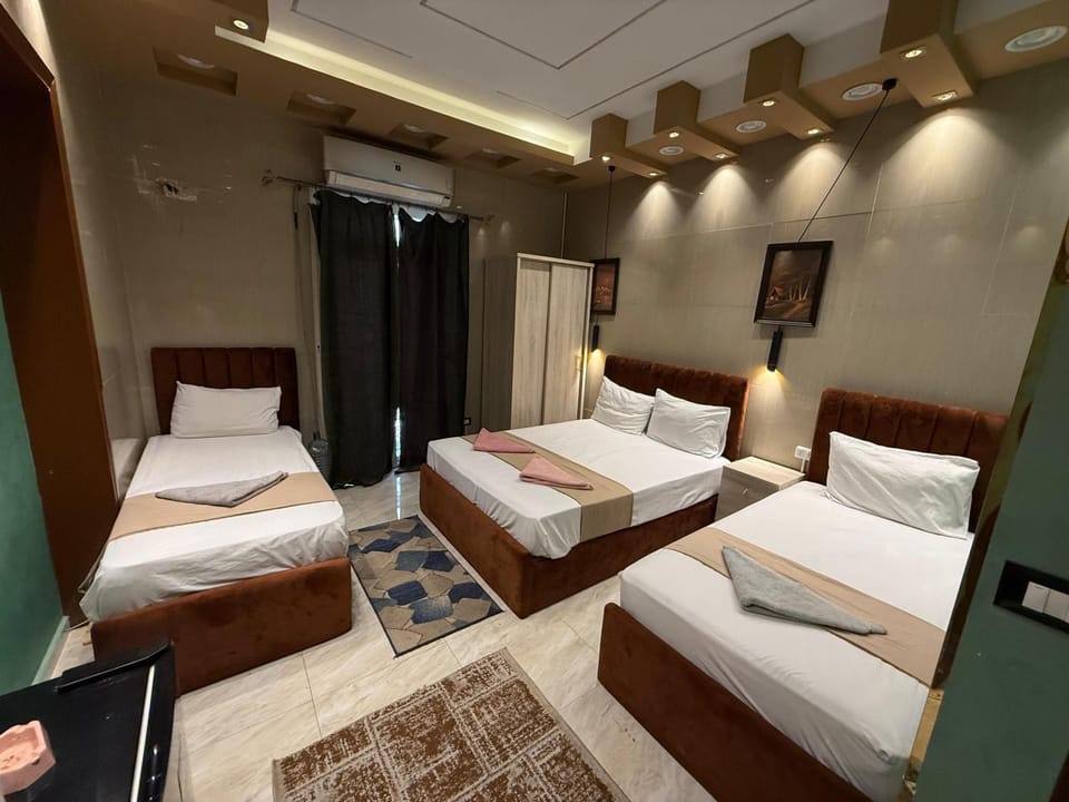 Bed, TV and multimedia, Photo of the whole room, Bedroom, towels