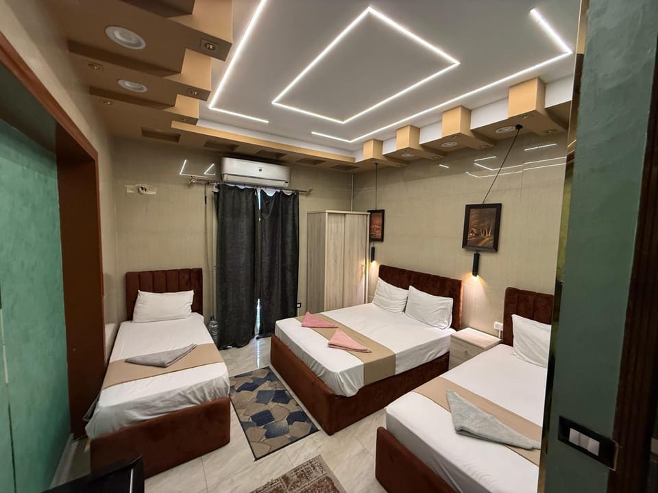 Bed, TV and multimedia, Photo of the whole room, Bedroom, towels, air conditioner