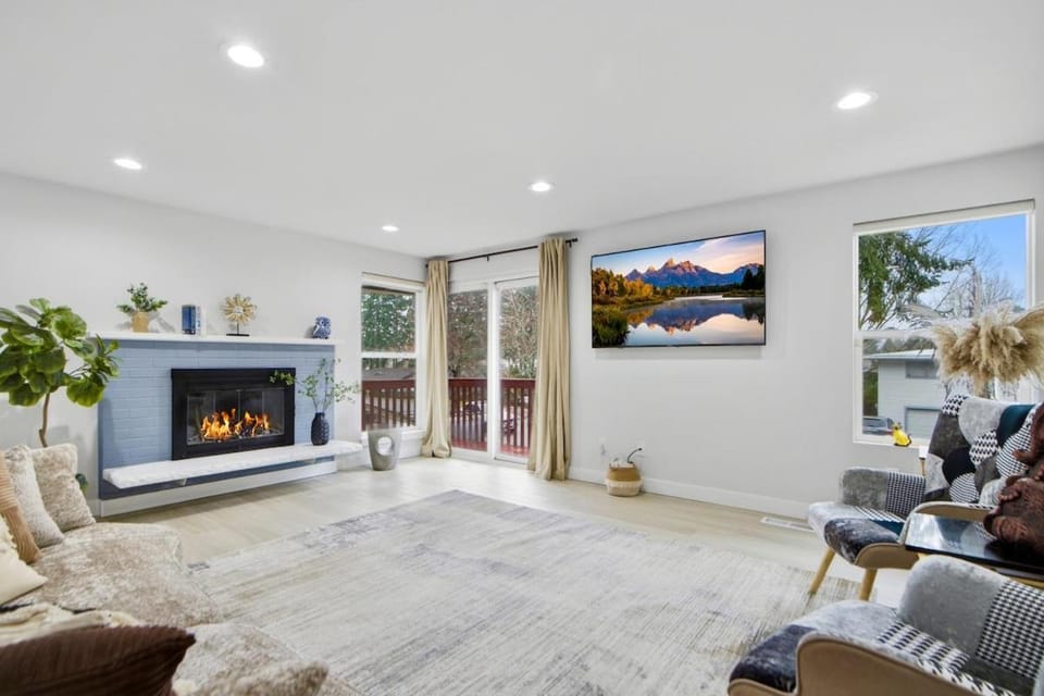 Designer 3BR Home 18 Min to Airport Apartment in Renton