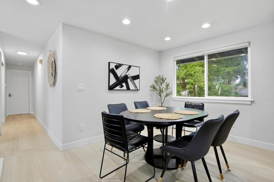 Designer 3BR Home 18 Min to Airport Apartment in Renton