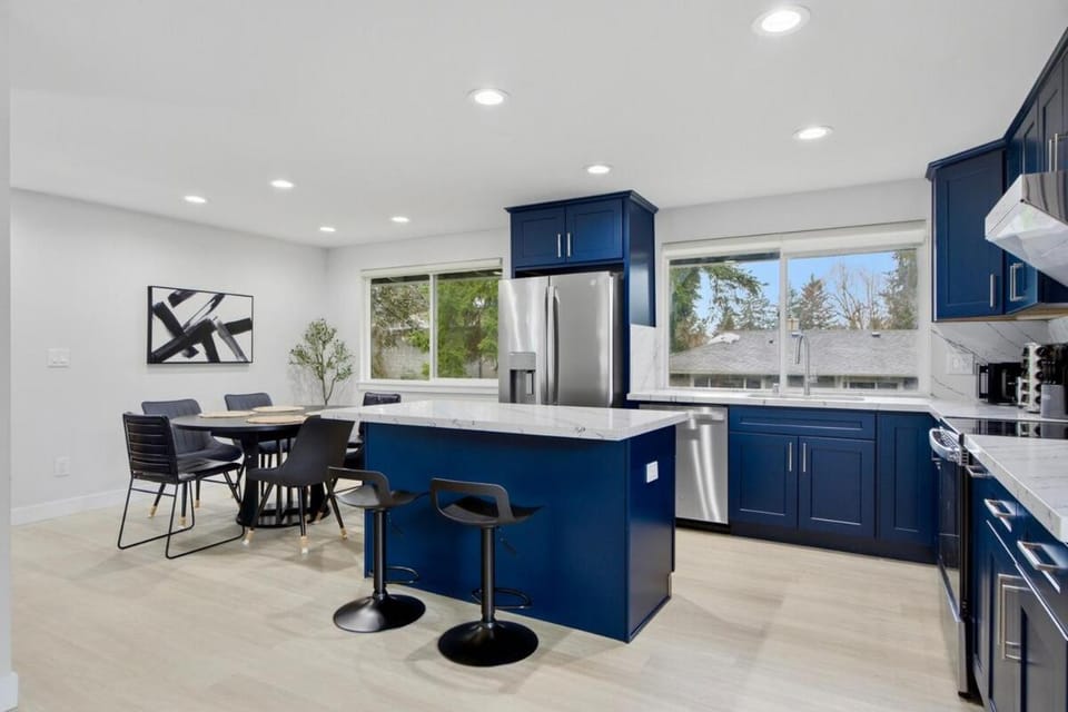 Designer 3BR Home 18 Min to Airport Apartment in Renton