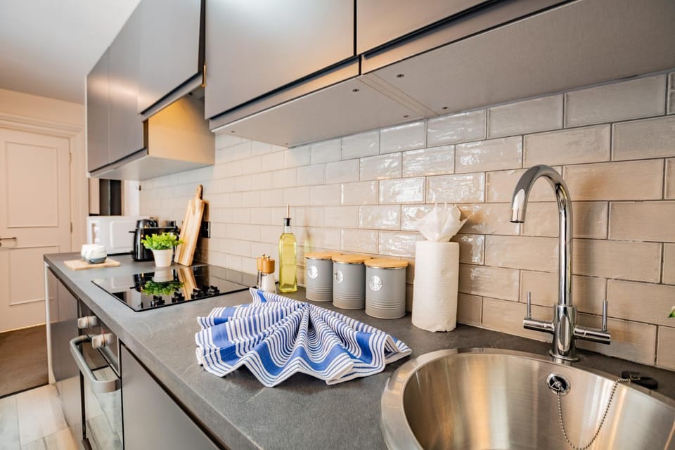 Modern Studio-Rathmines-Kitchen, WiFi & Washer Apartment in Dublin