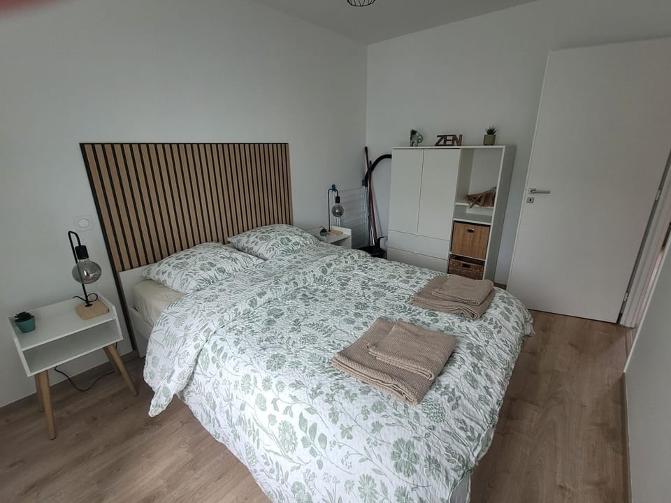 Photo of the whole room, Bedroom