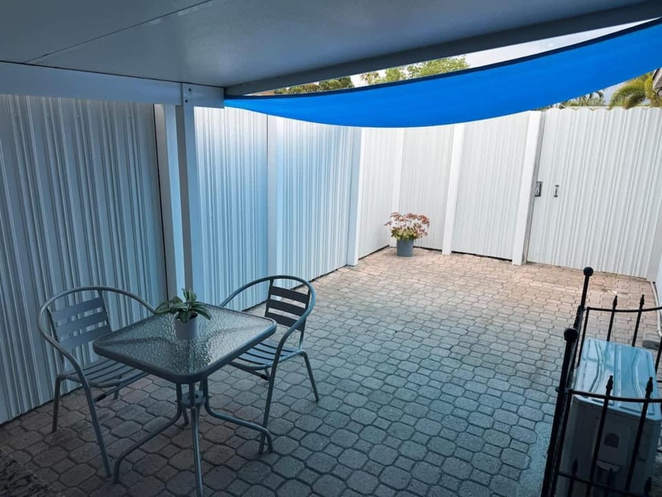 Cozy Queen Studio Patio BBQ and Free Parking Apartment in Hollywood