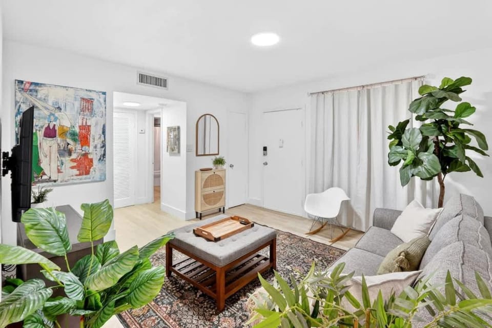 1BR Sunny Isles Getaway with Parking Apartment in Aventura