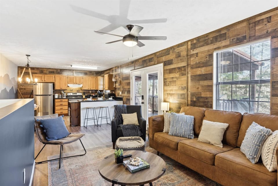 Tennessee Timber Retreat - CabinHotTubPetsWiFi Cabin in Pigeon Forge