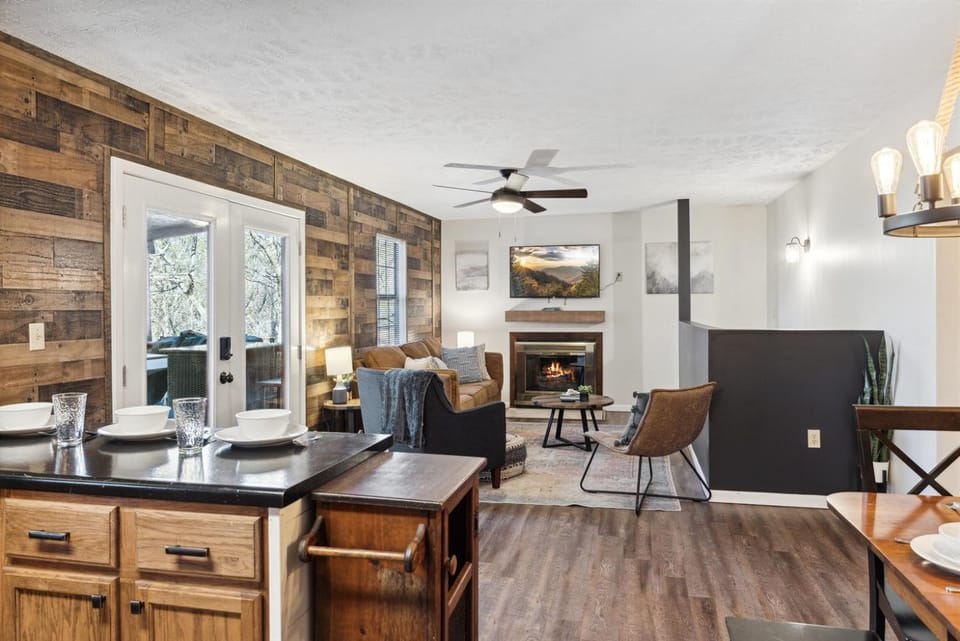 Tennessee Timber Retreat - CabinHotTubPetsWiFi Cabin in Pigeon Forge