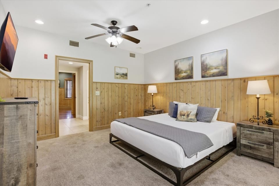 Serenity Ridge 312 - 1 LevelKing BedsPool Access Apartment in Pigeon Forge