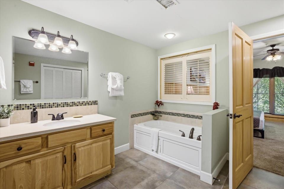 Serenity Ridge 313 - King BedClubhouse Access Apartment in Pigeon Forge
