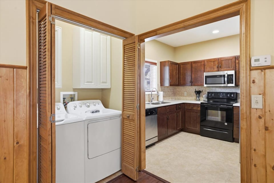 Serenity Ridge Suite 321- King BedroomPool Access Apartment in Pigeon Forge