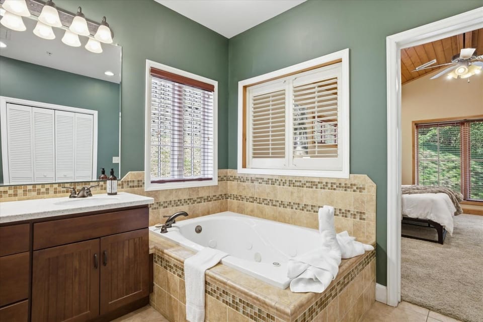 Serenity Ridge Suite 321- King BedroomPool Access Apartment in Pigeon Forge