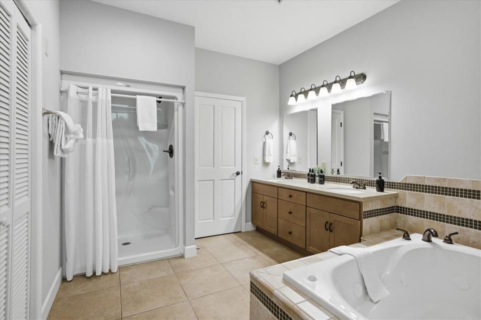 Serenity Ridge 323- Clubhouse AccessKing BedWiFi Apartment in Pigeon Forge