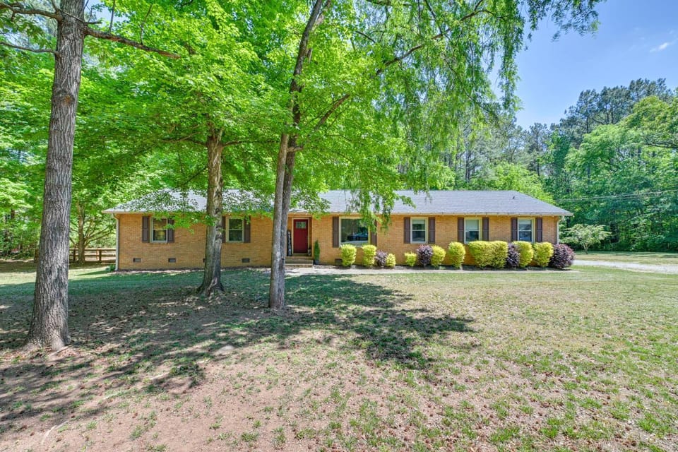4 Mi to Charlotte Speedway! Extended Wooded Escape House in Concord