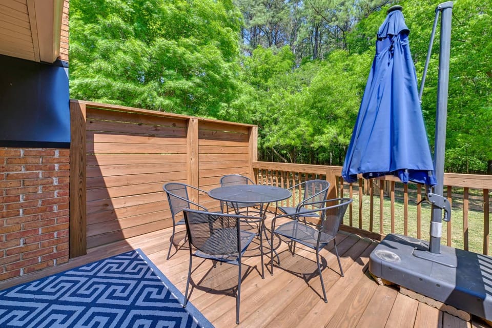 4 Mi to Charlotte Speedway! Extended Wooded Escape House in Concord