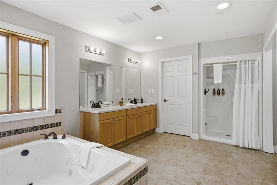Serenity Ridge Unit 712 - Group StayPool Access Apartment in Pigeon Forge