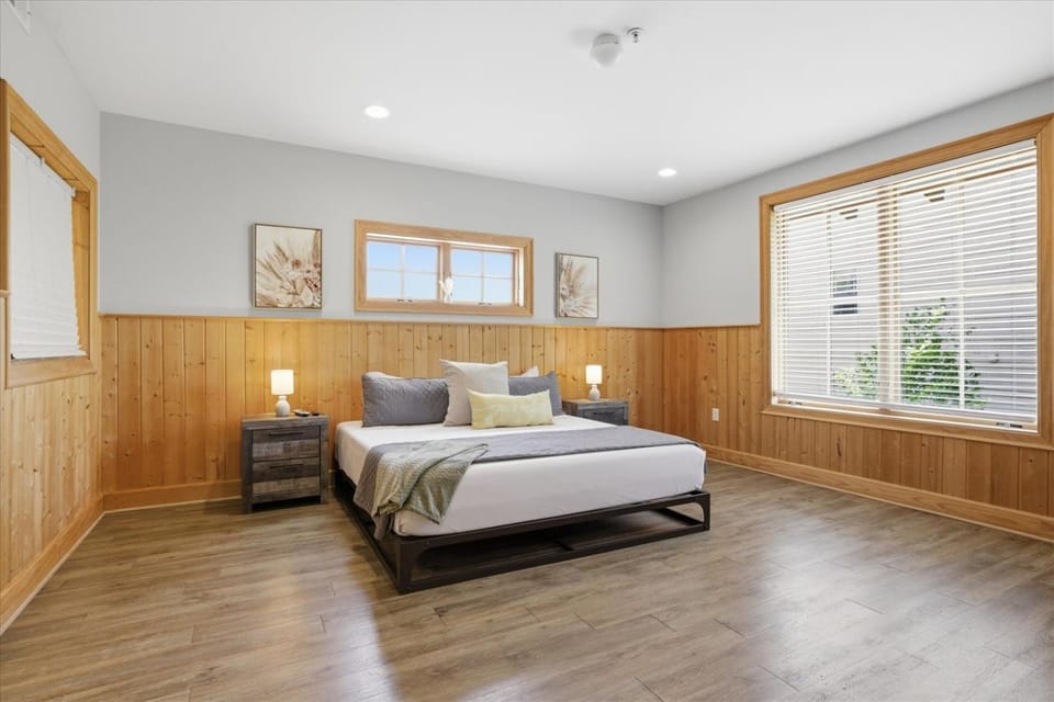 Hearthstone Lodge- 4 Private UnitsKing BedsPatio Apartment in Pigeon Forge