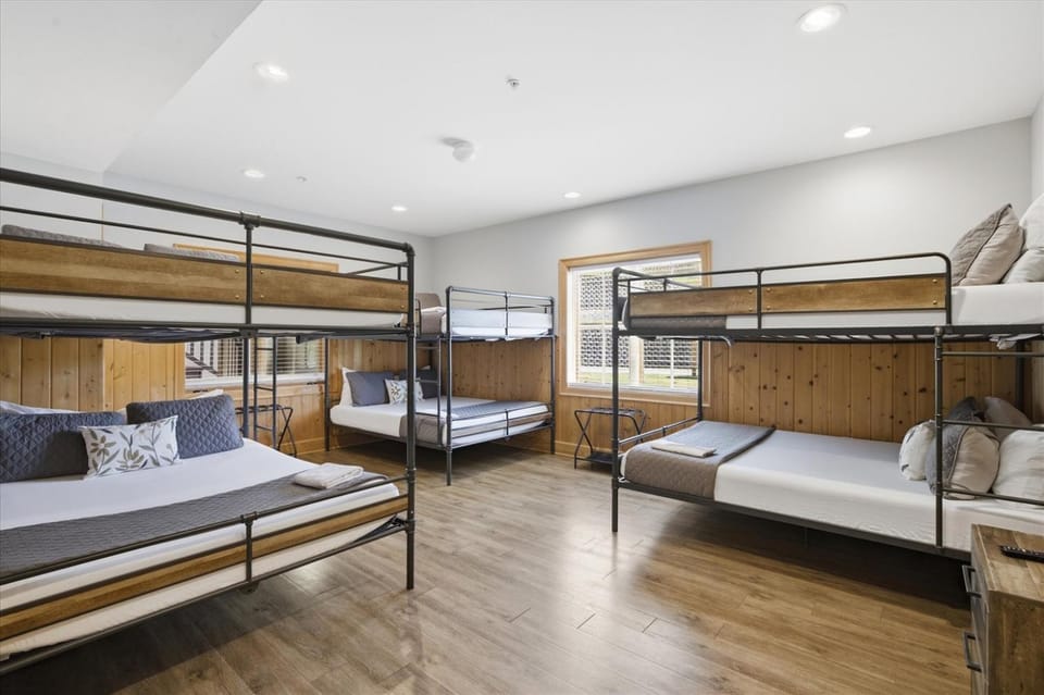 Hearthstone Lodge- 4 Private UnitsKing BedsPatio Apartment in Pigeon Forge