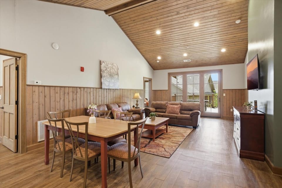 Hearthstone Lodge- 4 Private UnitsKing BedsPatio Apartment in Pigeon Forge