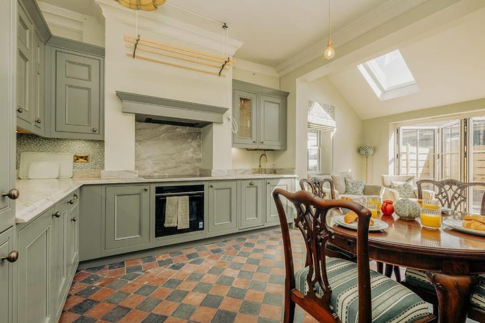 Kitchen or kitchenette, Seating area, Dining area, pet friendly, stove