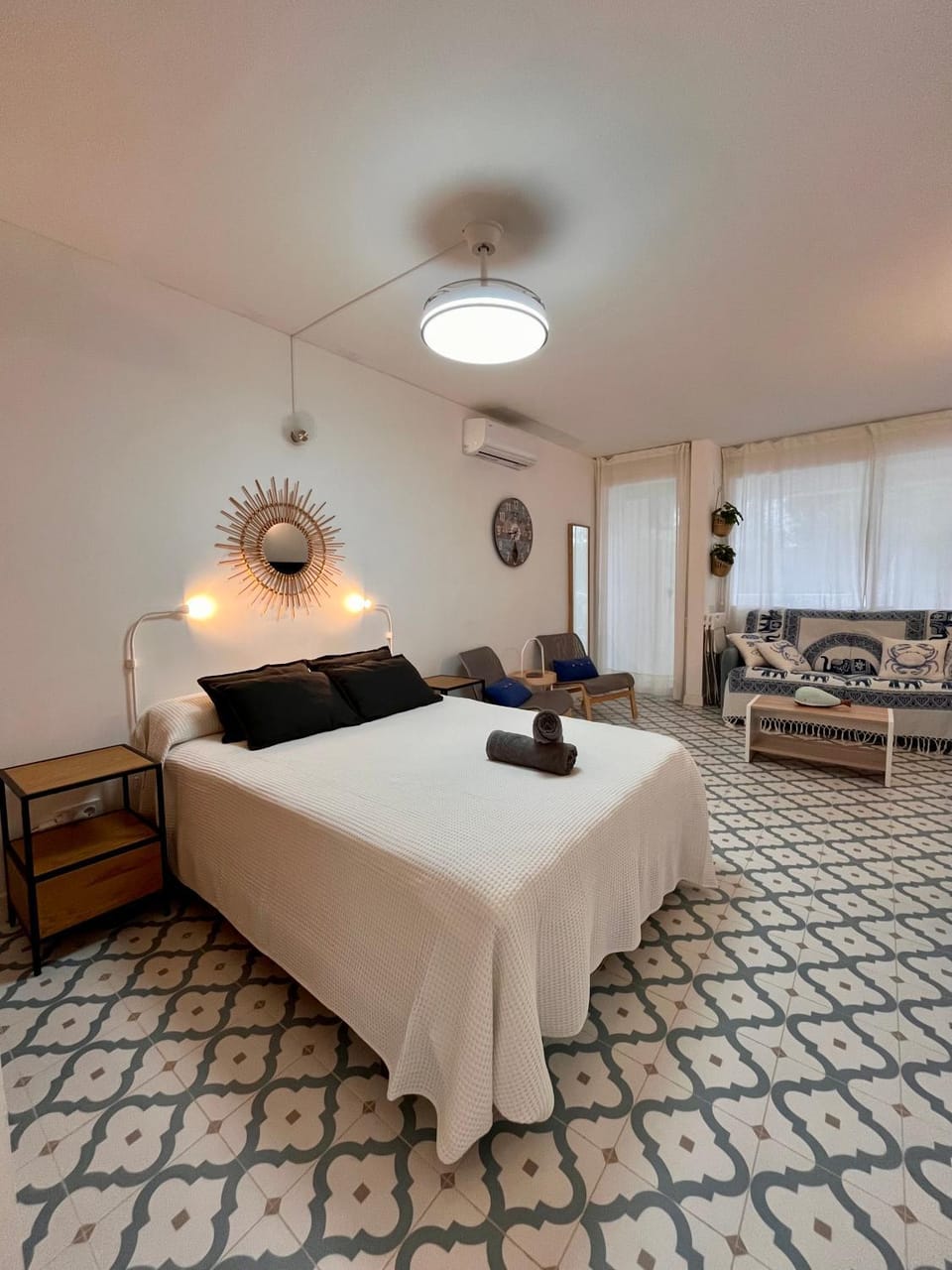 Bed, Living room, Photo of the whole room, Seating area, Bedroom