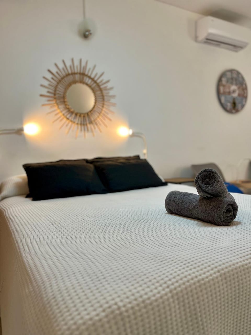 Bed, Photo of the whole room, Bedroom, air conditioner
