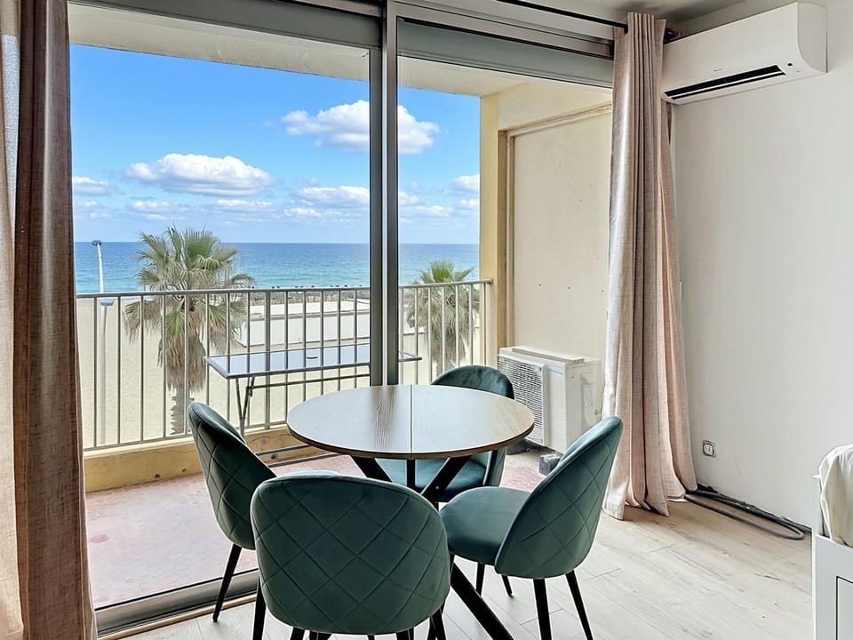 View (from property/room), Balcony/Terrace, Living room, Dining area, Beach, Sea view