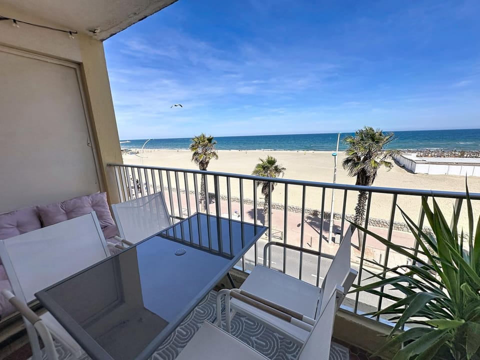 View (from property/room), Balcony/Terrace, Seating area, Beach, Sea view