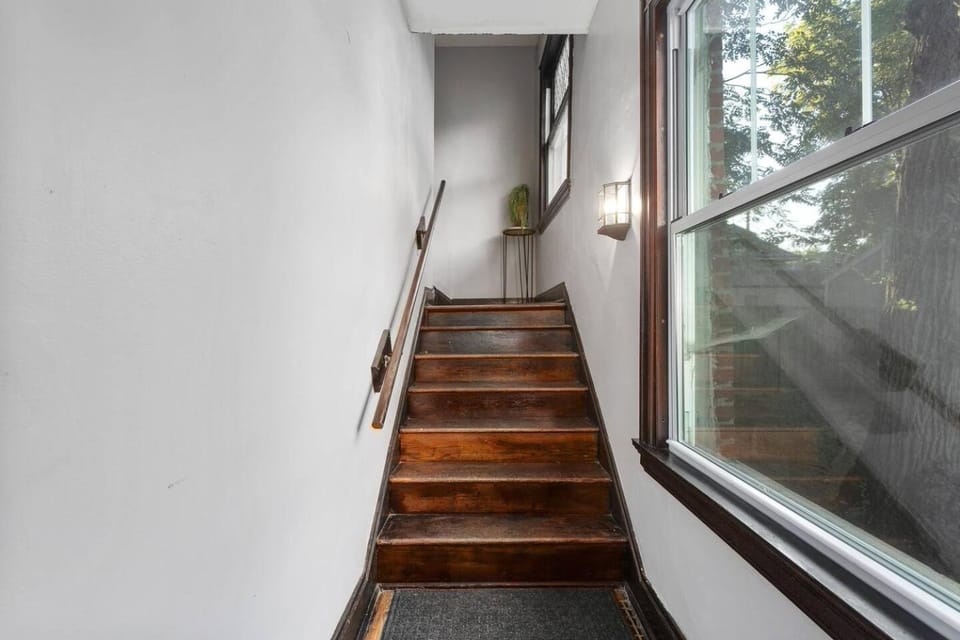 Spacious 2-Bed Near Plaza 10v2 Apartment in Kansas City