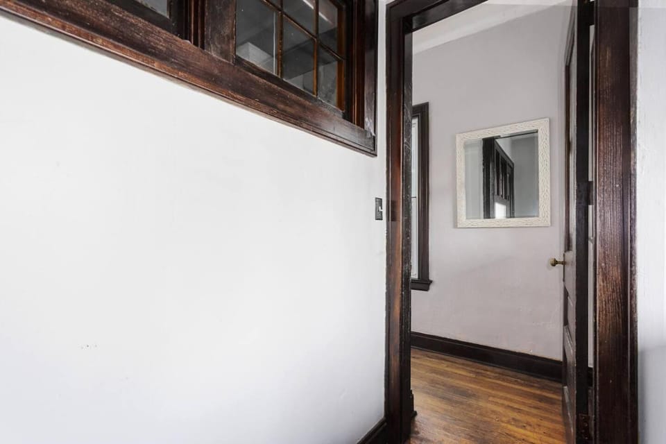Spacious 2-Bed Near Plaza 10v2 Apartment in Kansas City