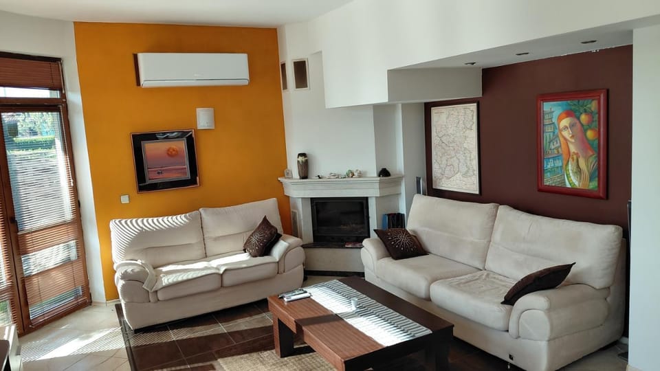 TV and multimedia, Living room, Seating area, air conditioner