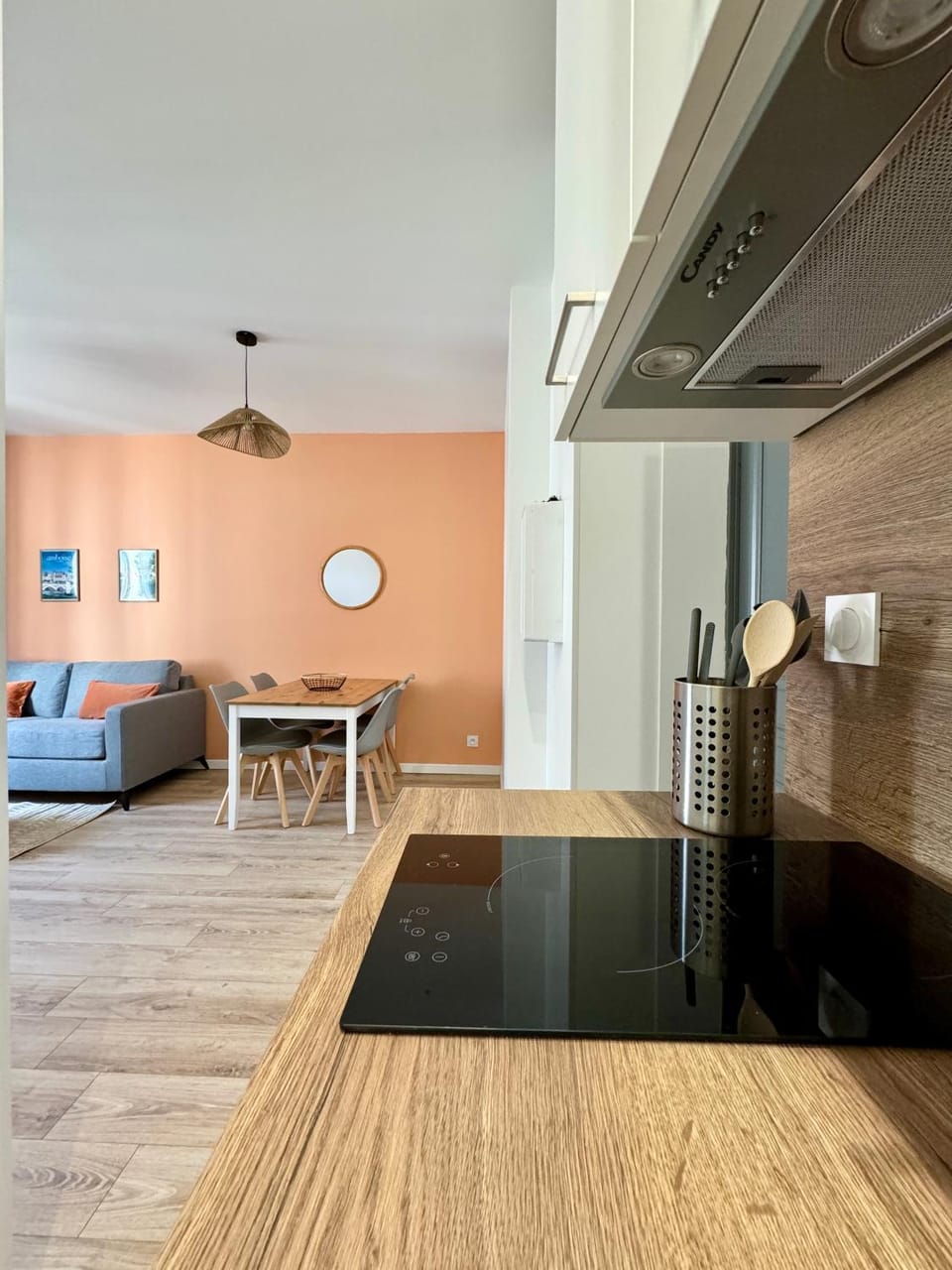 Kitchen or kitchenette, Living room, Seating area, Dining area