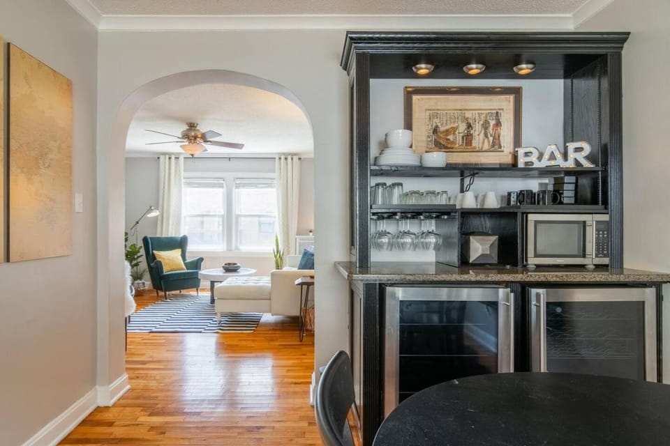 2 Bd Condo on the Plaza! 2 Apartment in West Plaza