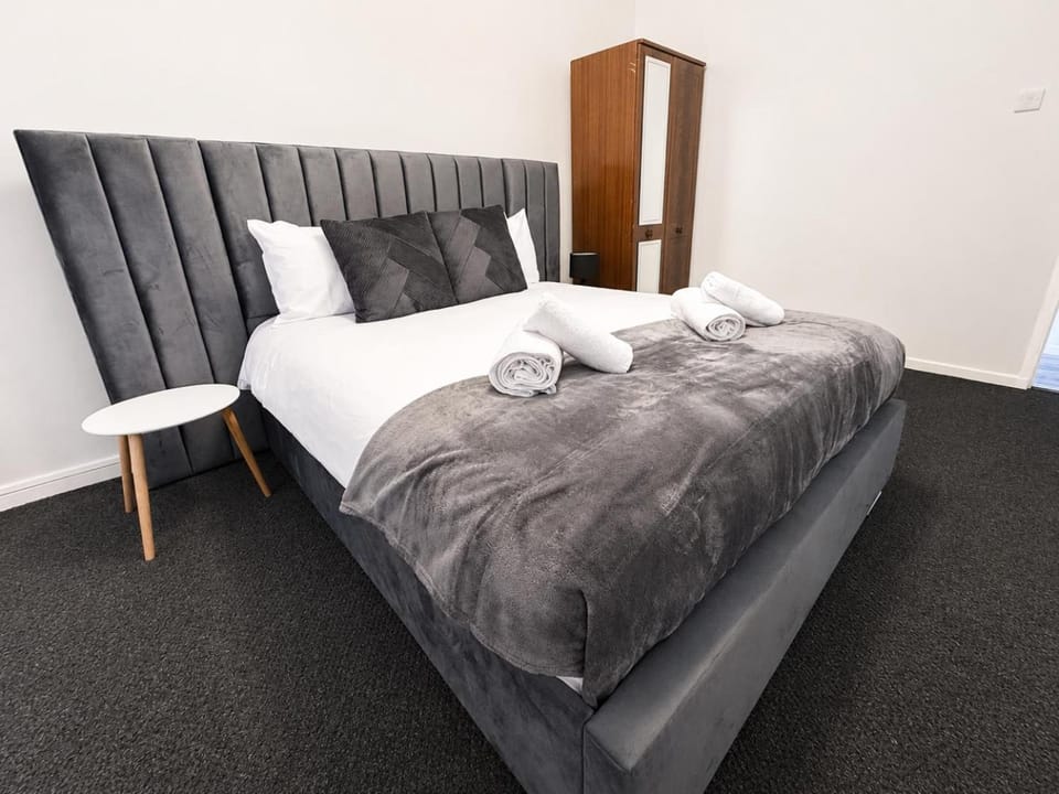 Gorgeous 2 bedroom apartment in charming Newport perfect for relaxing stay, sleeps 5 Apartment in Newport