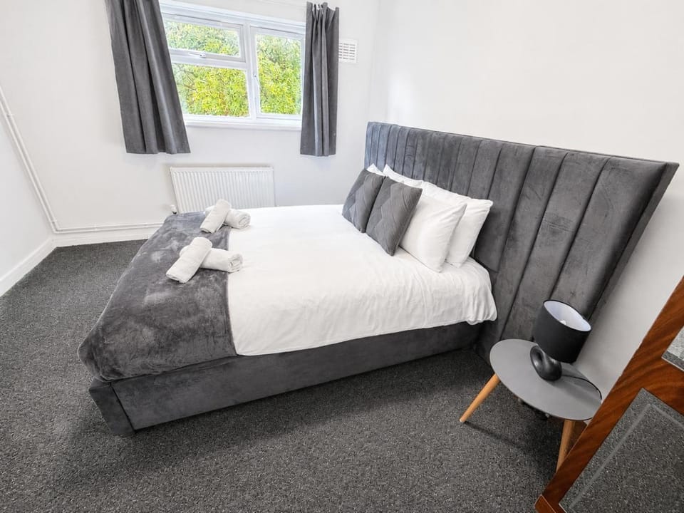 Gorgeous 2 bedroom apartment in charming Newport perfect for relaxing stay, sleeps 5 Apartment in Newport