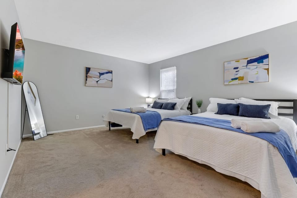 Modern 2BR Duplex in Gahanna Near Easton Airpor House in Gahanna