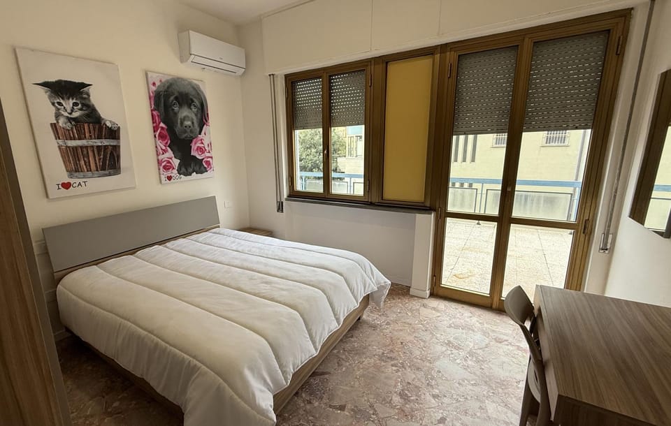 Shower, Property building, bidet, wardrobe, air conditioner