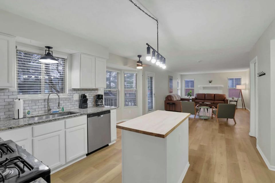 Bright 5BR Family Home -Near Airport New Albany & Easy Commute House in Gahanna