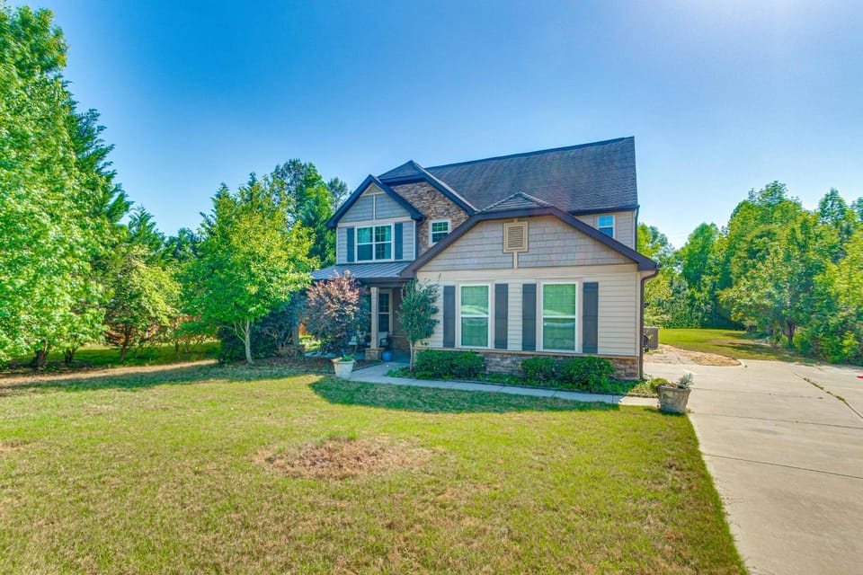 Quiet & Spacious Family Retreat, 12 Mi to Raleigh House in North Carolina
