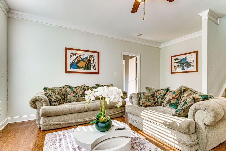Quiet & Spacious Family Retreat, 12 Mi to Raleigh House in North Carolina