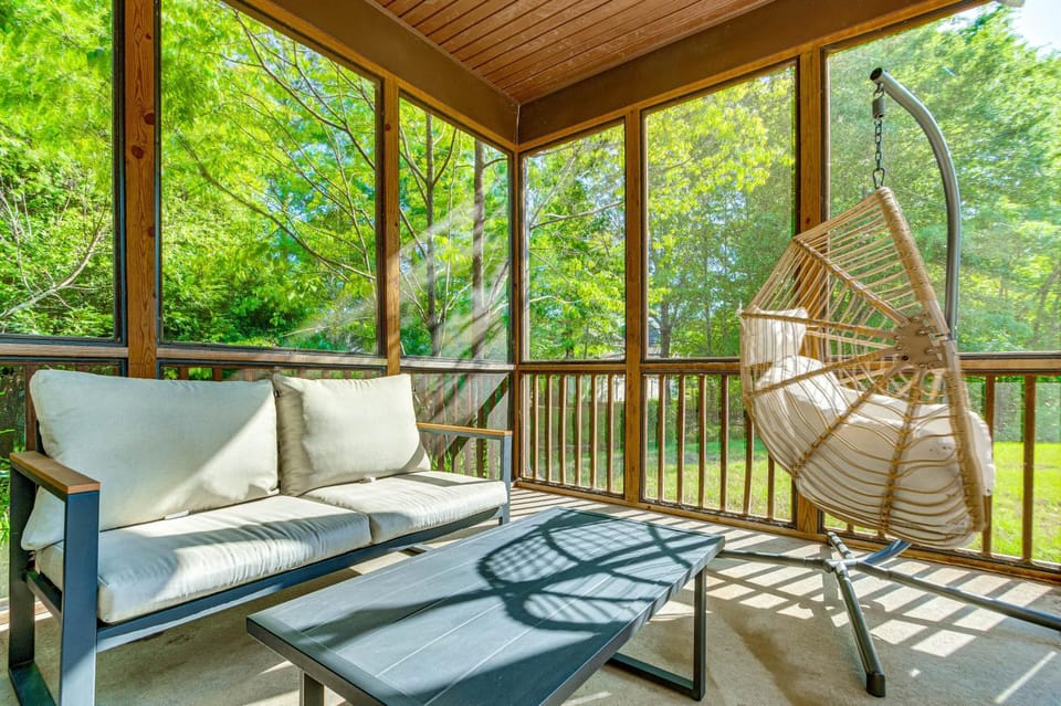 Quiet & Spacious Family Retreat, 12 Mi to Raleigh House in North Carolina