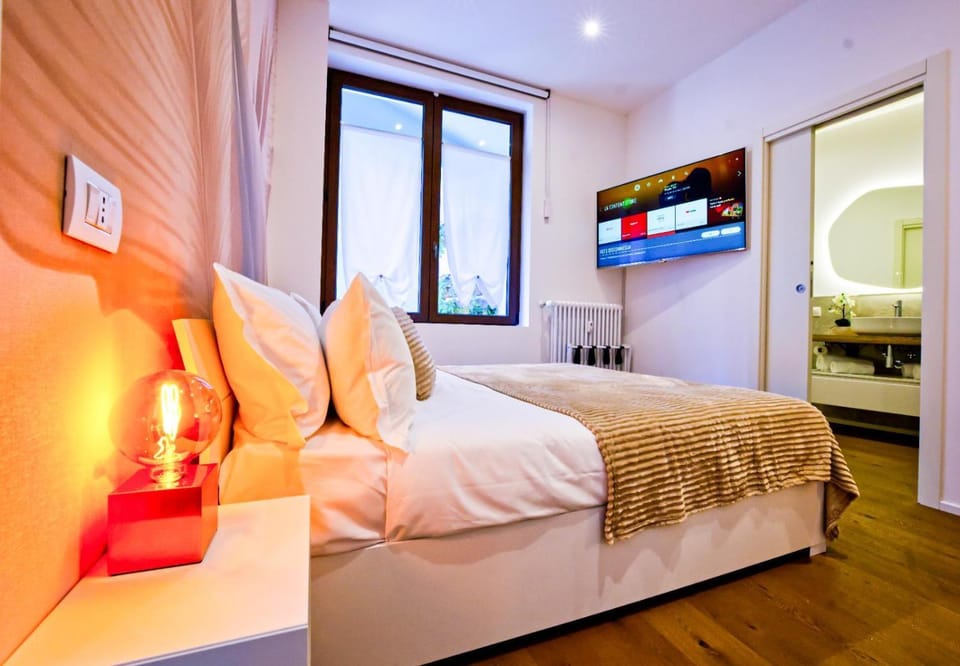Bed, TV and multimedia, Photo of the whole room